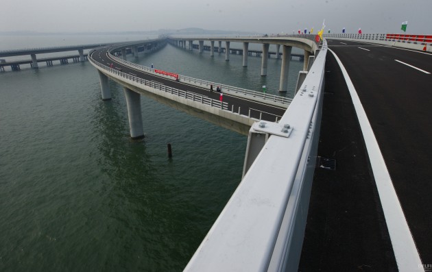 Китай открыл самый длинный в мире мост
