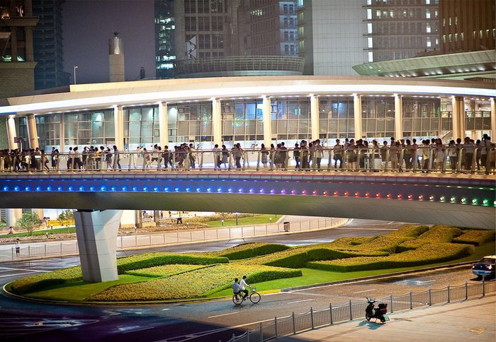 Китайская архитектурная новинка - круглый пешеходный мост в Шанхае 
